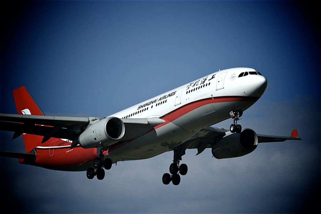 Un pasager cu halucinații a deschis ușa avionului înainte de decolare. Canadianul ar putea fi pedepsit cu moartea