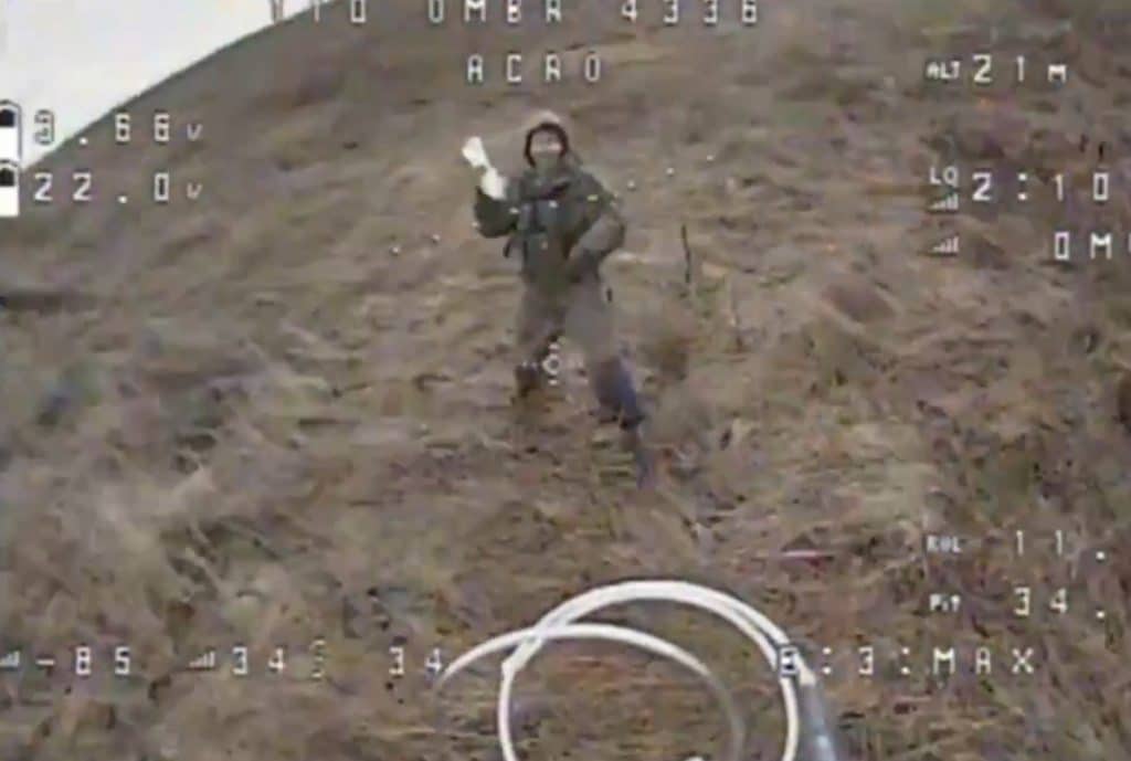 Imaginile zilei cu un soldat rus care încearcă să doboare o dronă ucraineană cu o sticlă de plastic / video viral