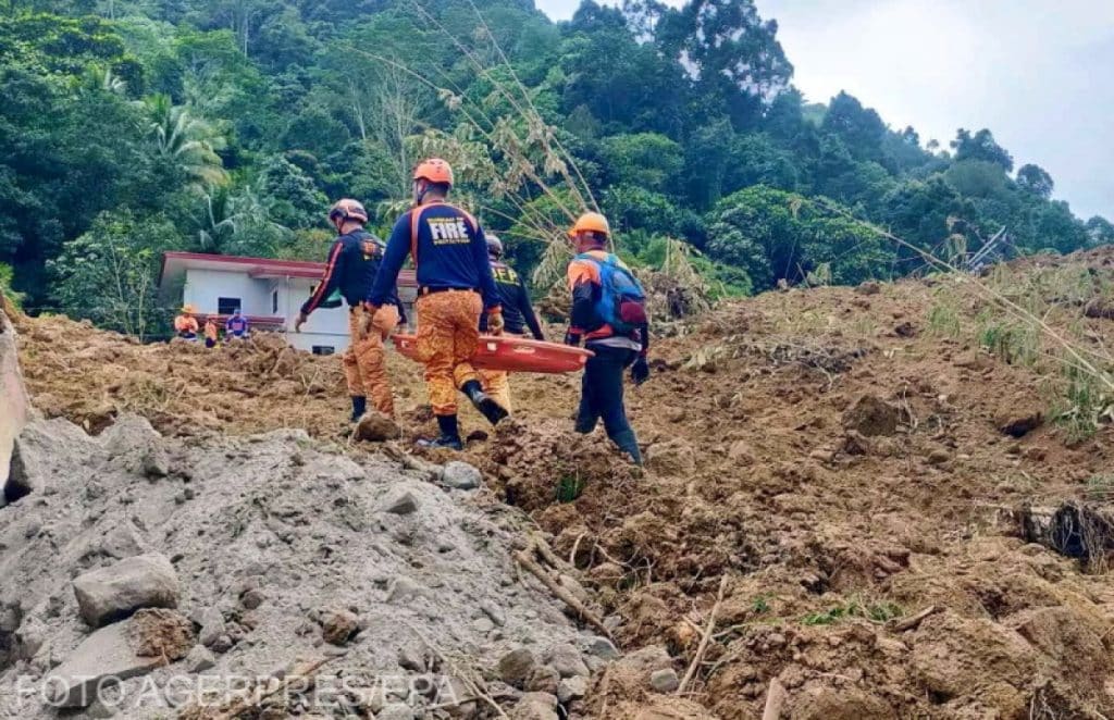 Alunecare de teren în Filipine. Autoritățile au anunțat zeci de decese și ”un miracol”, o fetiță de trei ani a fost scoasă în viață din noroi după 60 de ore – VIDEO