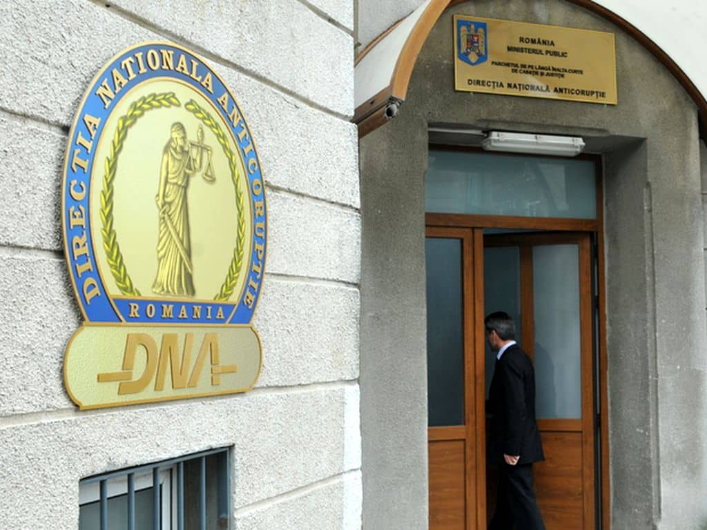 Directorul Direcției Regionale Vamale București, Paul Petrof, a fost reținut în urma perchezițiilor efectuate de DNA într-un dosar de luare de mită și trafic de influență – 60m.ro
