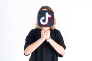 Influencerii de pe TikTok vor fi plătiți de guvernul britanic pentru a-i îndemna pe migranți să nu traverseze Canalul Mânecii