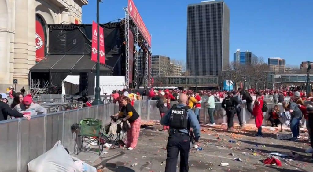 Focuri de armă la parada Super Bowl. Mai multe persoane au fost rănite / video