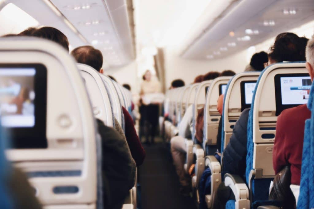 Într-un avion a început să plouă cu … viermi. Pasagerii au crezut că li se face o glumă / foto