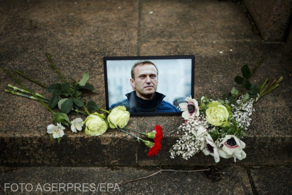 Aproape 300 de ruși care au depus flori pentru Navalnîi, reținuți