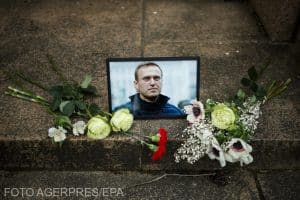Aproape 300 de ruși care au depus flori pentru Navalnîi, reținuți 