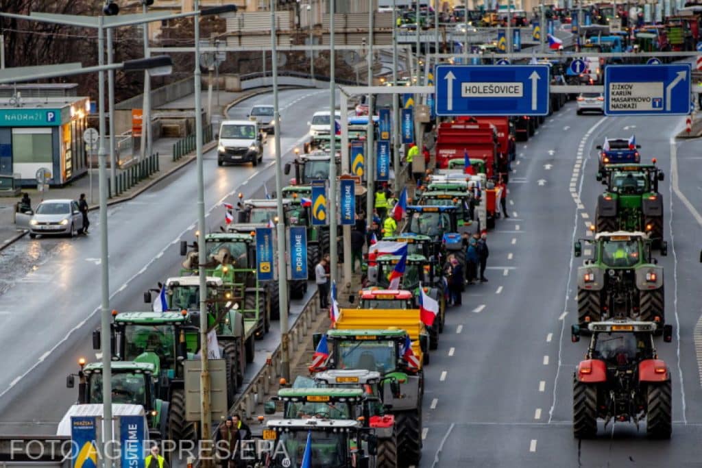 Fermierii din Cehia protestează. Sute de agricultori s-au adunat în Praga pentu a provoca blocaje – FOTO
