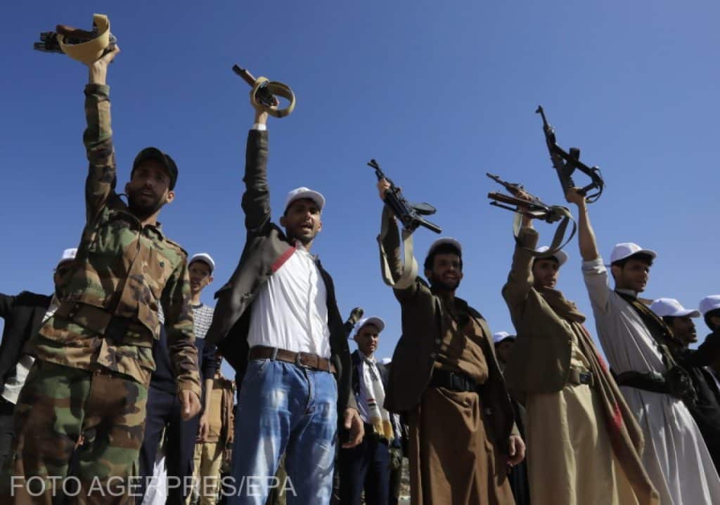 O persoană a fost rănită în timp ce o navă a Marii Britanii a fost lovită de o rachetă Houthi în Golful Aden