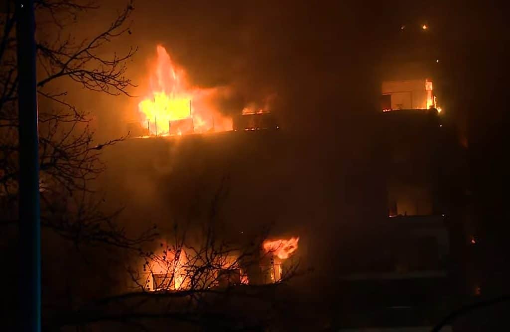 UPDATE: 13 persoane rănite / Incendiu puternic în Valencia. Două blocuri, cuprinse de flăcări. Zona, plină de români – VIDEO LIVE