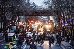 Tensiunile se intensifică în Franța. Macron și-a anulat dezbaterea cu fermierii