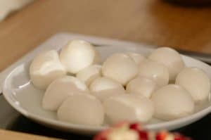 De la „mozzarella vegană” la „bile vegane albe-moi cu o aromă de brânză”. Autoritățile britanice vor denumiri clare pentru produsele vegetale