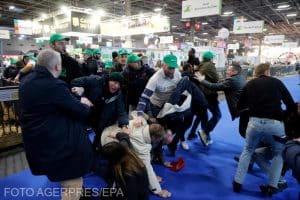 Atmosferă tensionată în Franța. Protestatarii au forțat intrarea la Salonul de Agricultură în momentul în care a ajuns președintele Emmanuel Macron