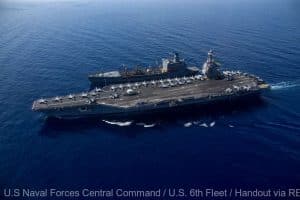 Imagini virale cu un superportavion american care lansează mașini grele într-un râu /video