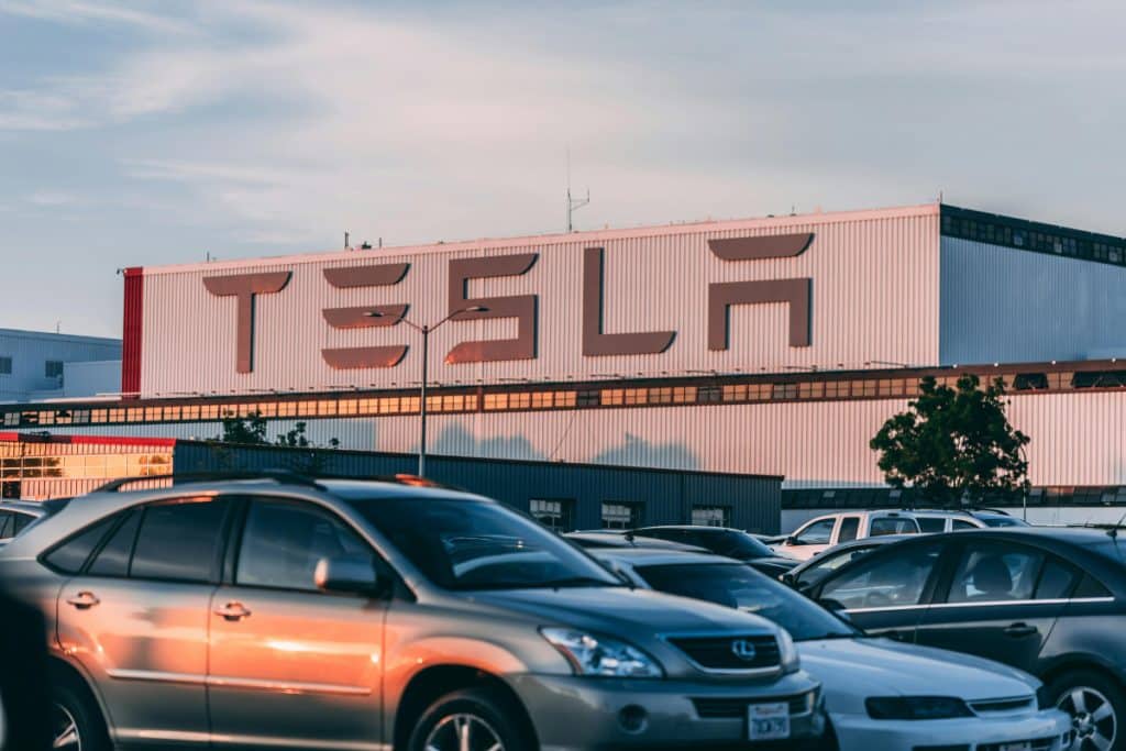 Cea mai mare fabrică Tesla din Europa, blocată. Un grup extremist de stânga revendică un atac