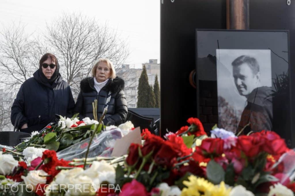Părinţii lui Navalnîi au mulţumit miilor de ruşi veniţi să-i aducă un omagiu la mormântul său de la Moscova
