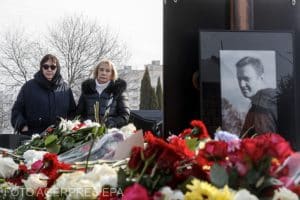 Părinţii lui Navalnîi au mulţumit miilor de ruşi veniţi să-i aducă un omagiu la mormântul său de la Moscova