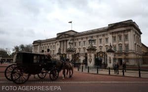 Poliţia britanică a arestat un bărbat care a lovit cu maşina porţile Palatului Buckingham
