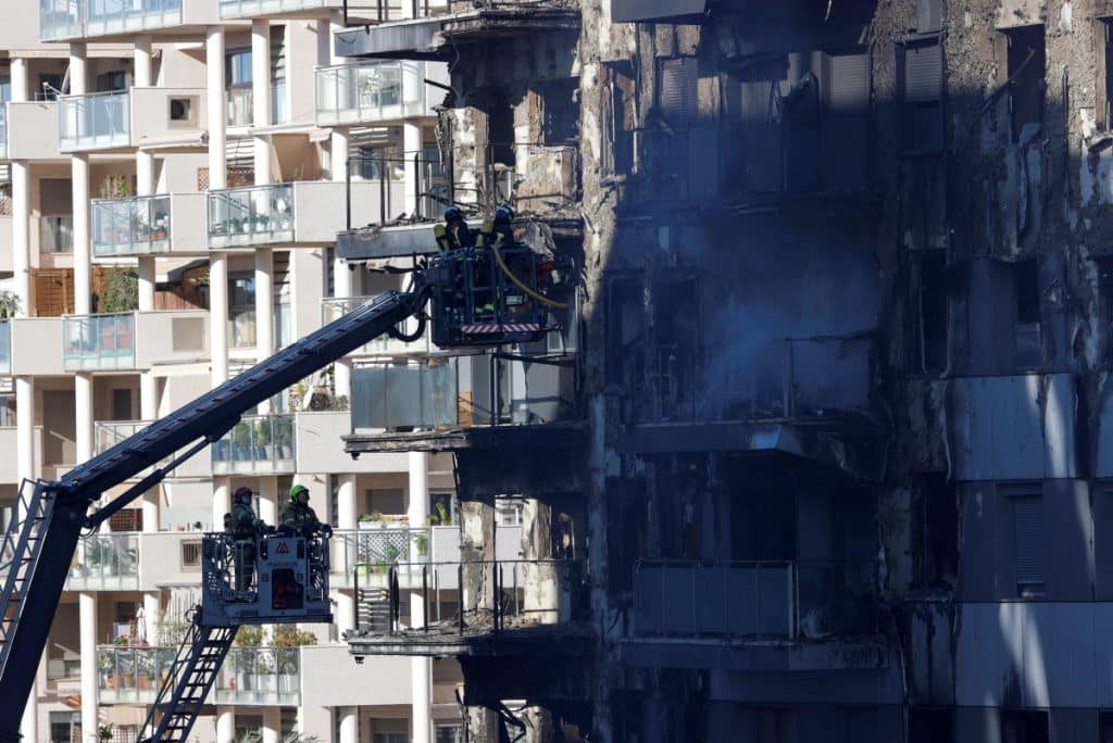 De la ce a pornit incendiul de la blocul din Valencia în urma căruia mai mulți oameni au murit