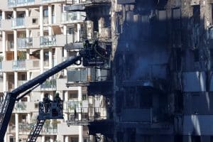 De la ce a pornit incendiul de la blocul din Valencia în urma căruia mai mulți oameni au murit