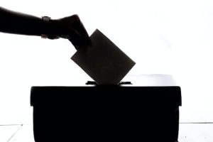 Alegerile prezidențiale din Rusia aduc tensiuni și în Letonia. Poliţia amenință votanții ruși cu expulzări imediate