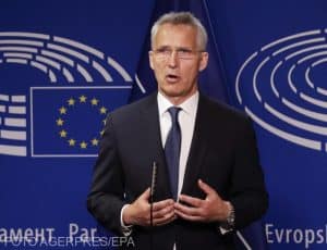 NATO răspunde declarației Papei: „Ucraina are nevoie de arme, nu de steaguri albe”