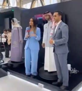 Robot umanoid ”masculin”, comportament indecent față de un reporter / video