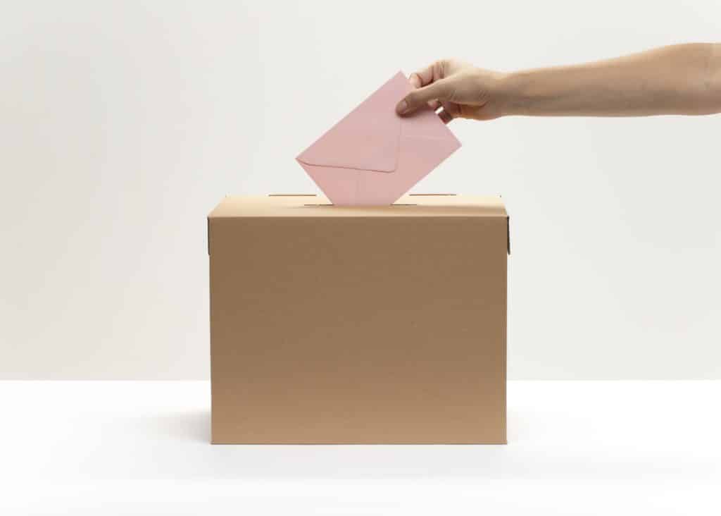 Femeie arestată pentru că a turnat vopsea într-o urnă de vot din Moscova