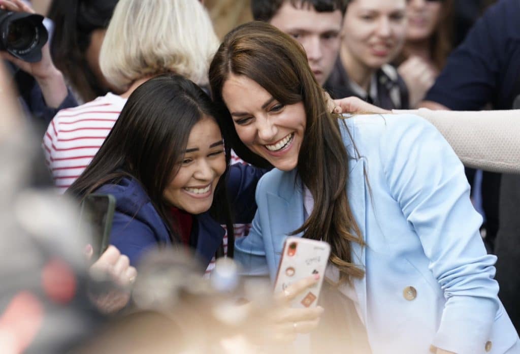 „Oamenii să-i lase să-și vadă de viața lor”. Kate, prima apariție după operația suferită (VIDEO)