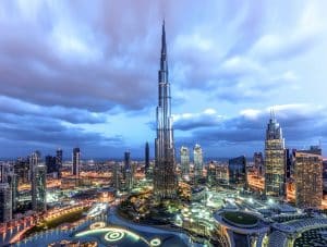Emiratele iluminează Burj Khalifa în culorile drapelului rusesc cu mesajul: Emiratele Arabe Unite susțin Rusia
