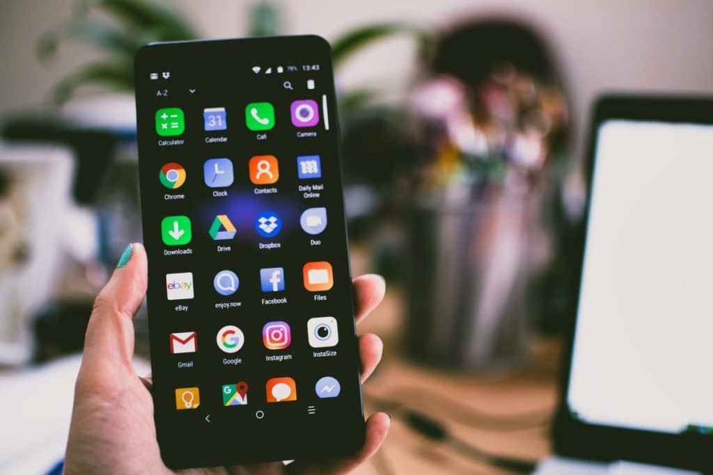 Prețurile la telefoane ar putea scădea. Apple, Meta și Google riscă amenzi colosale în urma investigațiilor antitrust