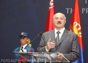 Imagini virale cu Lukașenko. A ținut în brațe un câine alb și pufos, în timp ce vorbea cu generalii săi despre atacarea Poloniei și Lituaniei