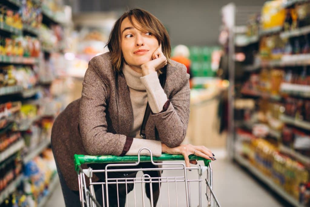 O femeie s-a declarat dezgustată după ce a cumpărat un pui de la supermarket. Motivul pentru care carnea s-a rupt în franjuri / foto