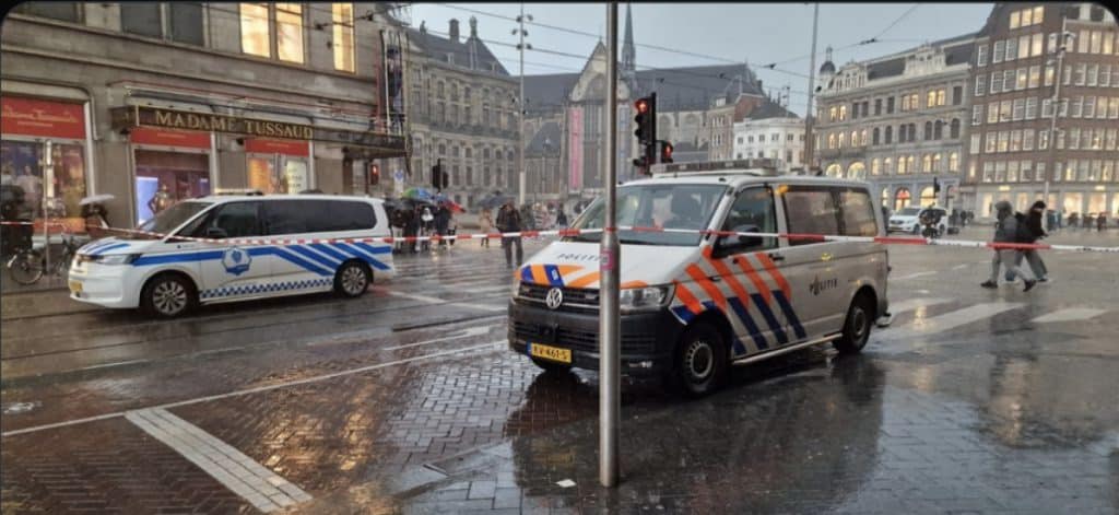 Acțiune majoră a poliției în centrul Amsterdamului din cauza unei situații suspecte la stația de metrou Rokin