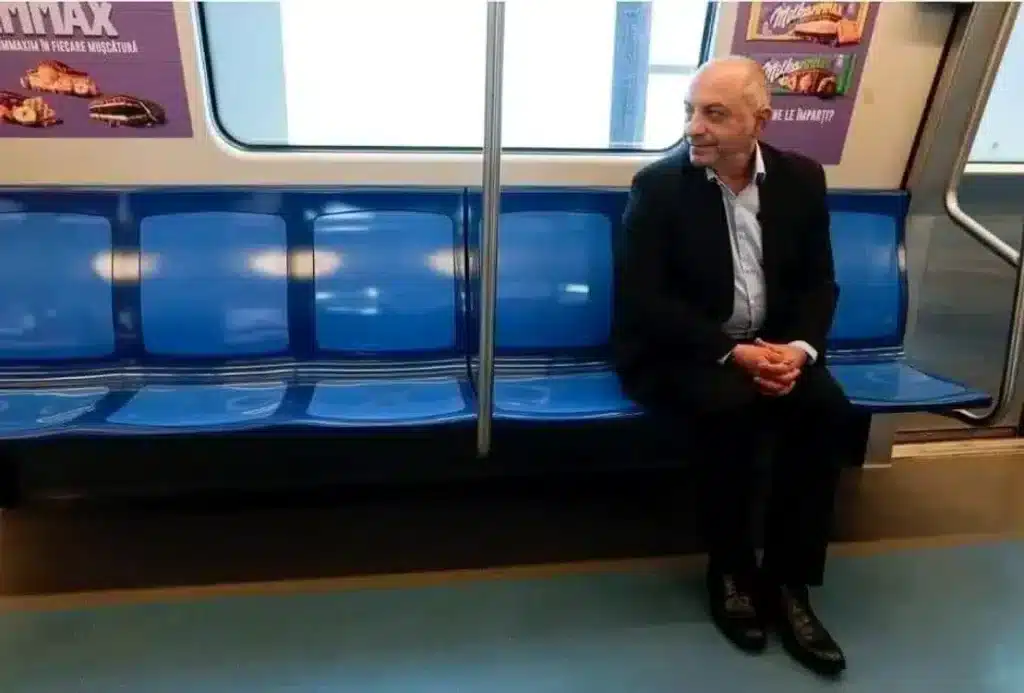 Cîrstoiu, ținta glumelor pe internet după ce s-a fotografiat în metrou: „Cum să stai fără să se depună sărăcia pe tine” – 60m.ro