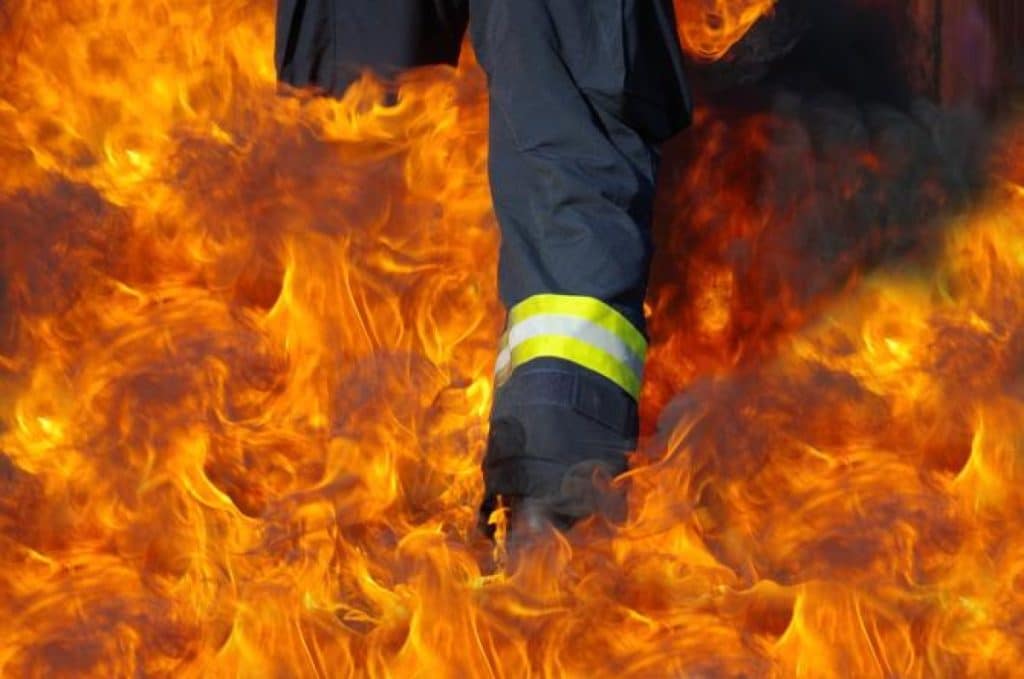 Peste 300 de persoane evacuate din insula Creta din cauza incendiului de pădure
