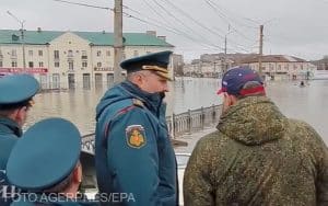 Ministru de la Kremlin, ridiculizat pentru că a ieșit cu barca prin localitățile inundate: „Rușine vouă” /video