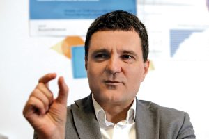 Nicușor Dan îl depășește pe Piedone cu 7%, potrivit unui sondaj comandat de Digi24 și realizat de AtlasIntel, o firmă americană de sondare a opiniei publice – 60m.ro
