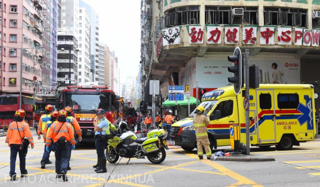 Hong Kong: Cinci morți și 27 de răniți în urma unui incendiu izbucnit într-o clădire rezidențială. Oamenii fluturau prosoape la ferestre pentru a cere ajutor