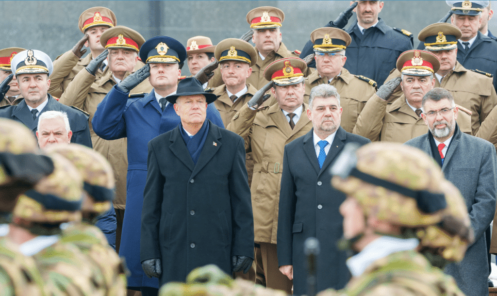 Iohannis vrea mai mulți recruți în Armată! Românii: Să apere hoții lui Ciucă și Ciolacu – 60m.ro