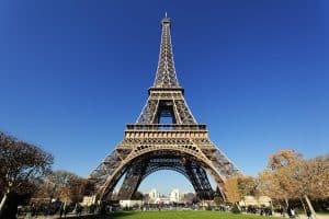 Alpinistă franceză stabilește record mondial la escaladarea frânghiei pe Turnul Eiffel