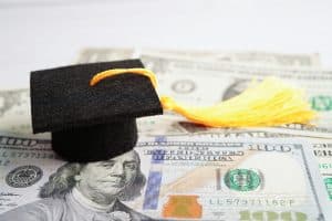 Biden șterge peste 7 miliarde de dolari din datoriile studenților, înainte de alegeri