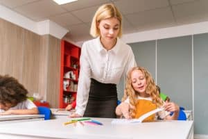 Profesoară care a plecat în Dubai să mediteze copii: „Mi-a dat 3.000 de dolari să-i fac temele pentru acasă” / „Familia mi-a dat un bacșiș de peste 20.000 de dolari”