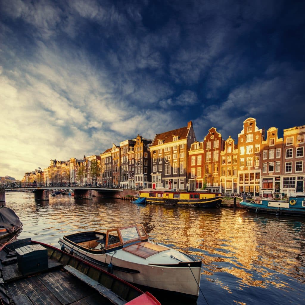 Olandezii din Amsterdam nu mai vor turiști. Construirea de noi hoteluri, interzisă în oraș