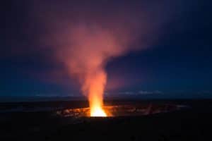 Totul pentru poza perfectă. O femeie a murit în timp ce încerca să facă o fotografie la marginea unui crater vulcanic