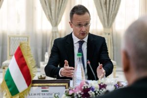 Péter Szijjártó: În loc să finanţeze ONG-urile care transportă imigranţi, Bruxelles-ul ar trebui să finanţeze gărzile de coastă în Africa de Nord  – 60m.ro