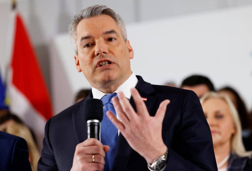 Nehammer, măsură disperată pentru a limita migrația. Cancelarul Austriei, sub presiunea opoziției pentru a acționa mult mai radical