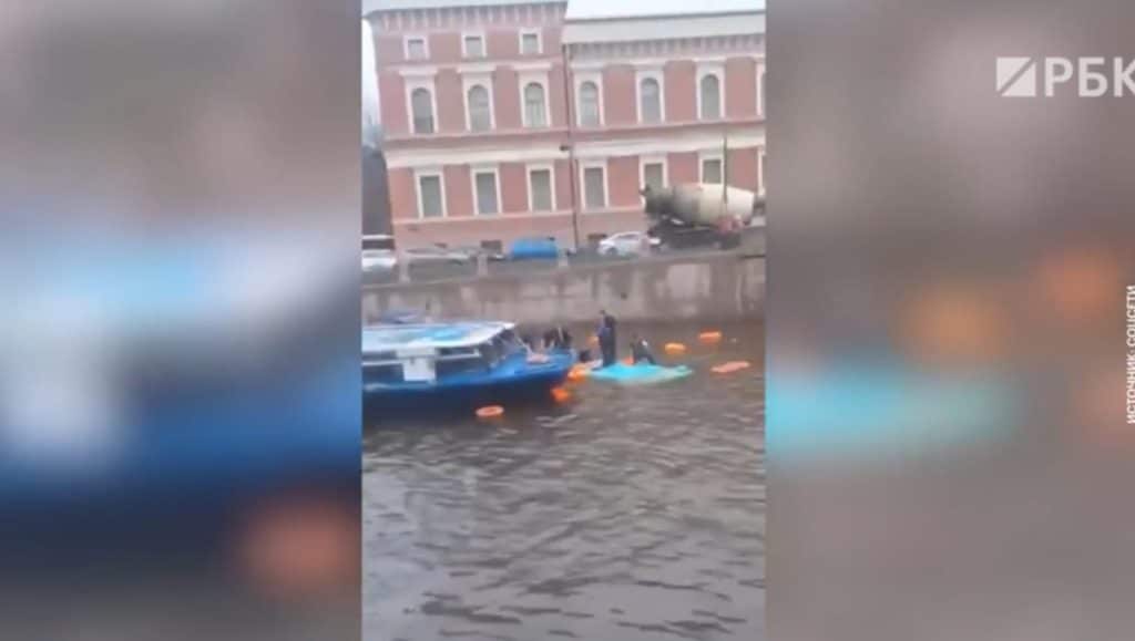 Un autobuz plin cu pasageri a căzut în râul Moika – Video