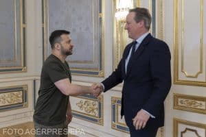 Ministrul britanic de Externe, David Cameron, ar fi sugerat un acord de pace în Ucraina cu Rusia la o întâlnire cu Donald Trump – raport