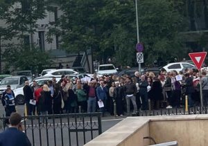Protest spontan la Guvern: Zeci de angajați din aparatul de lucru al premierului Ciolacu cer salarii mai mari   – 60m.ro