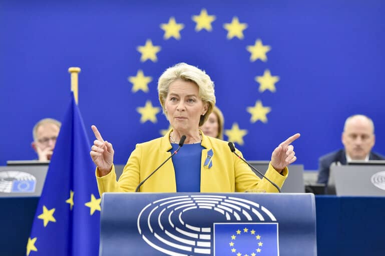 „Ceremonie” de arborare a steagului LGBT la Comisia Europeană. Ursula: Azi și în fiecare zi, sunt mândră să fiu alături de comunitatea LGBT – 60m.ro
