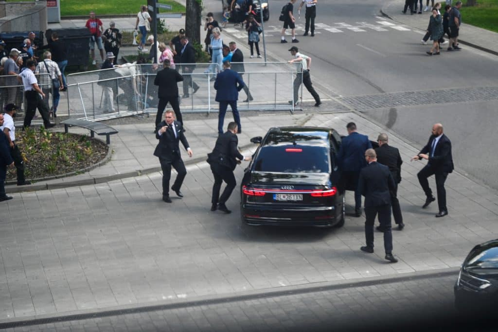 Suspectul în atentatul asupra premierului slovac Robert Fico, în fața tribunalului din Pezinok